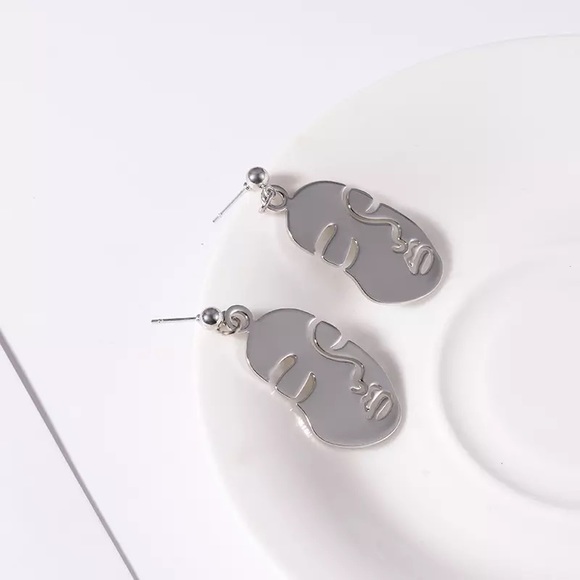 3/$30 🤍 Abstract Face Earrings - Picture 3 of 5